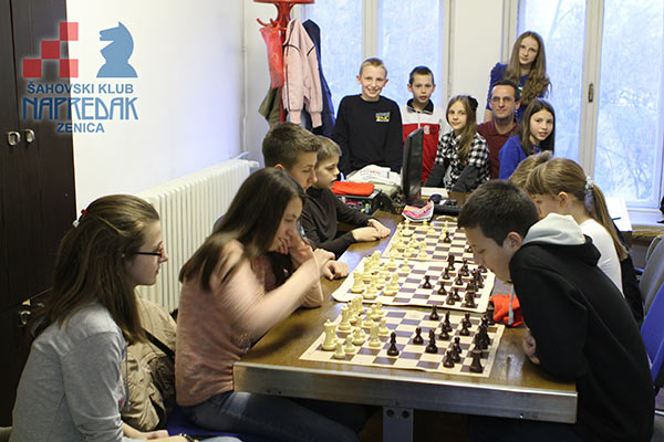 trener-s-ucenicima-skole-saha-2014.jpg